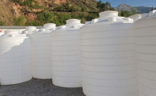 化工液体储存注意事项——选对PE高台塑料桶避免安全隐患