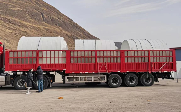 高台塑料桶装车完毕准备运输中