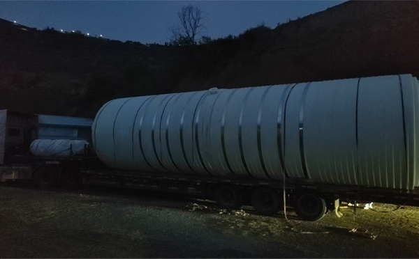 高台圆桶运输途中