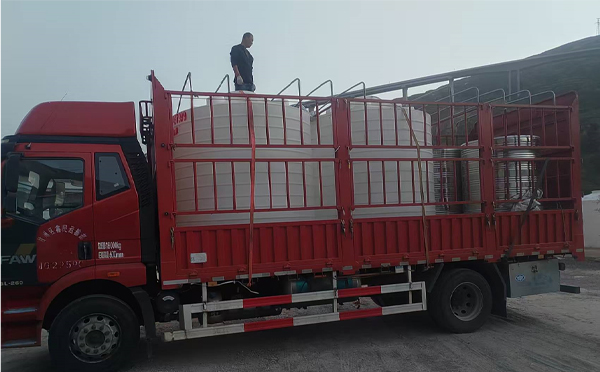 高台立式运输桶安排发货现场