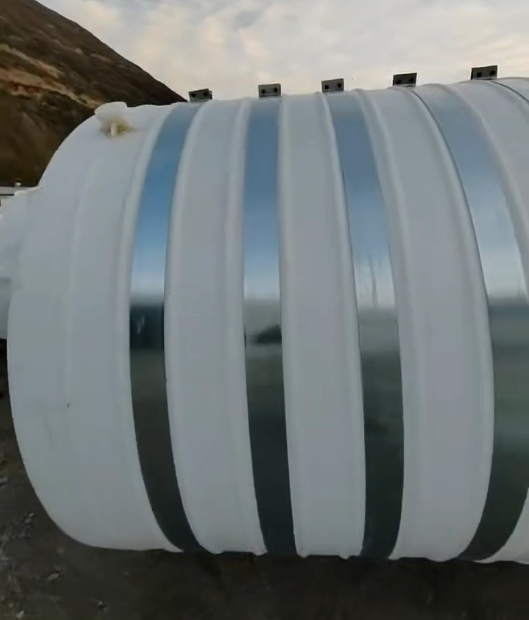 圆形高台塑料桶批量交付案例：结构稳定，适配多行业液体储运需求